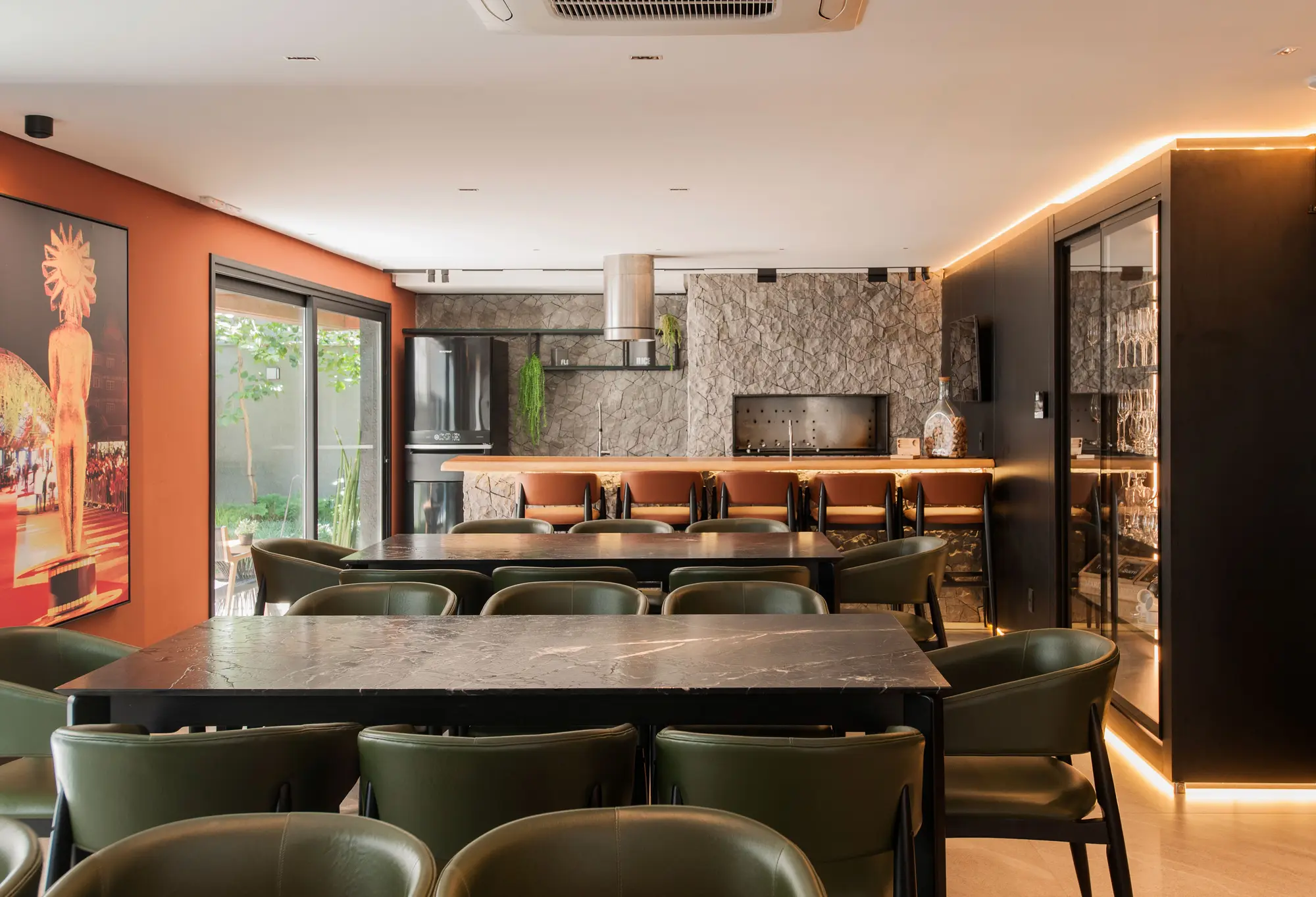 Área gourmet sofisticada com bancadas e revestimentos em pedra