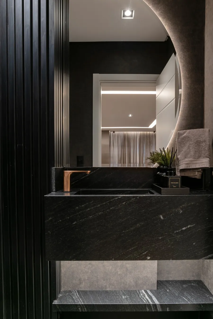 Lavabo contemporâneo com pia e tampo em pedra escura